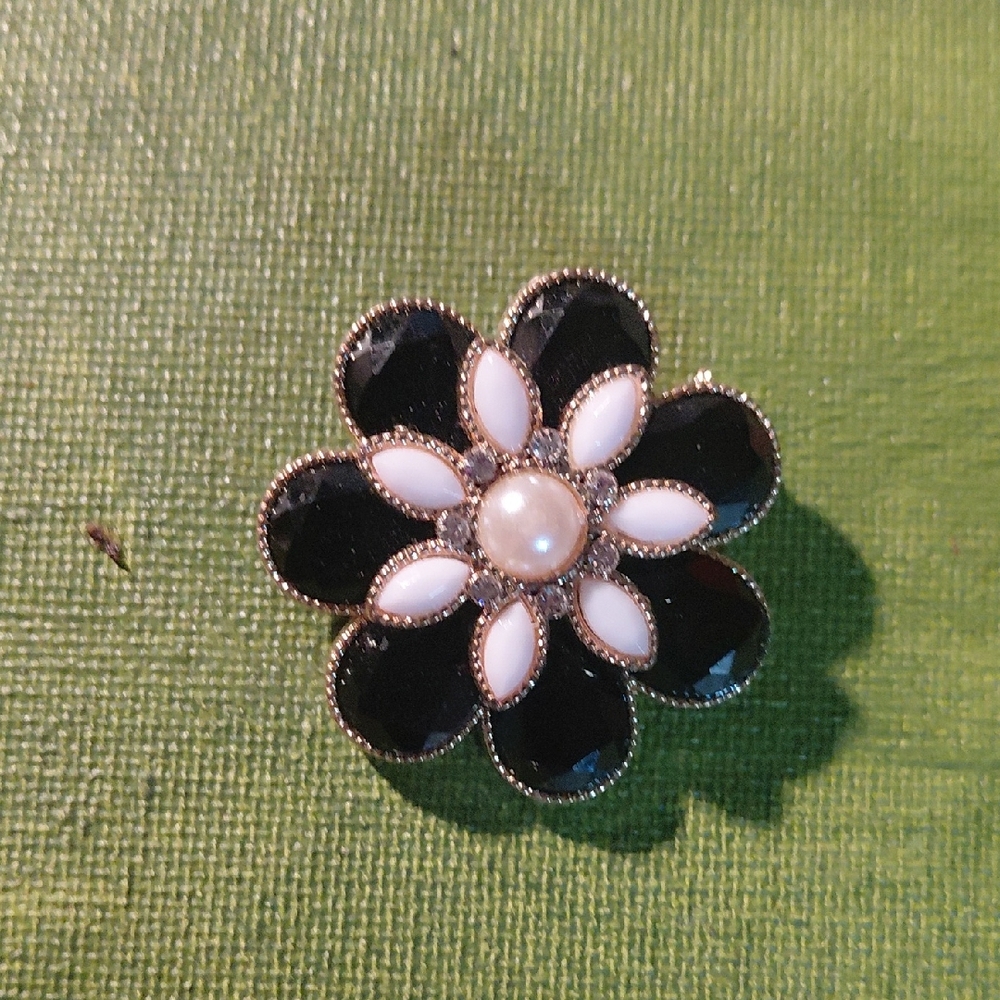 Claire's Black and White Floral Brooch